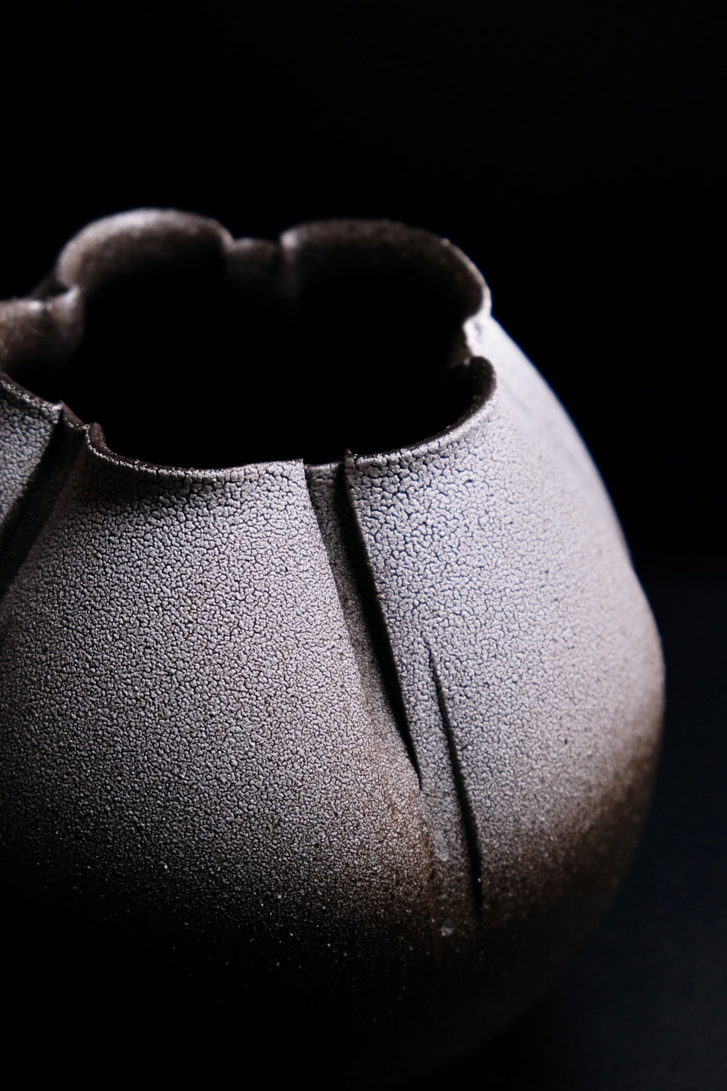 Shigaraki ware "Unmelted Snow" Round Vase (Gift Box)