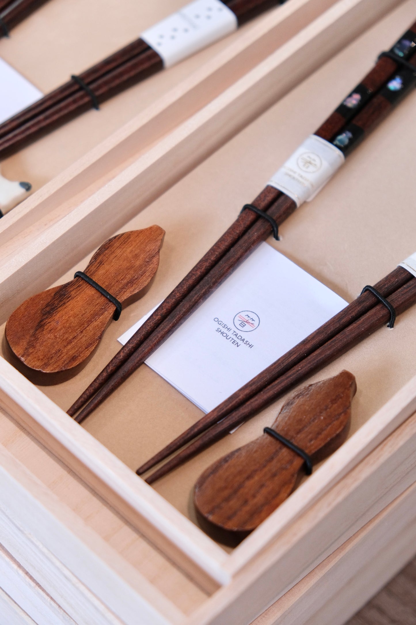 Tenmaru Rokuhyo (six gourds) with chopstick rests, pair set in a paulownia wood box