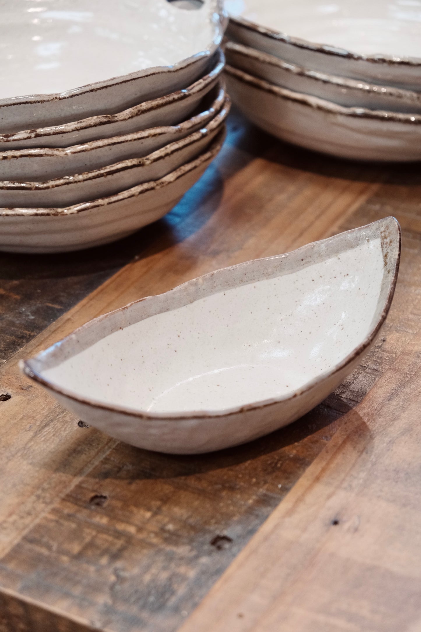SHIROKARATSU Mino Ware Ceramic Leaf Shape Bowl