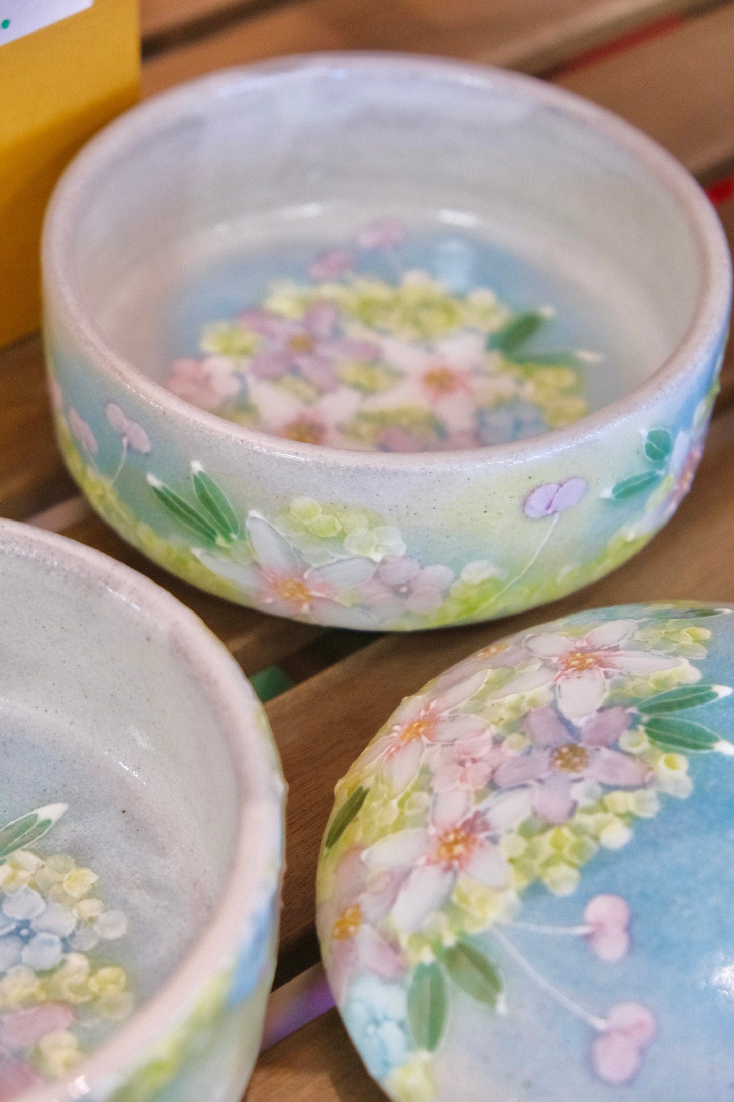 [Limited Edition] YUZURIHA FLOWER HANDMADE CERAMIC FLOWER TWO TIERS JUBAKO DISH BOX (#1)