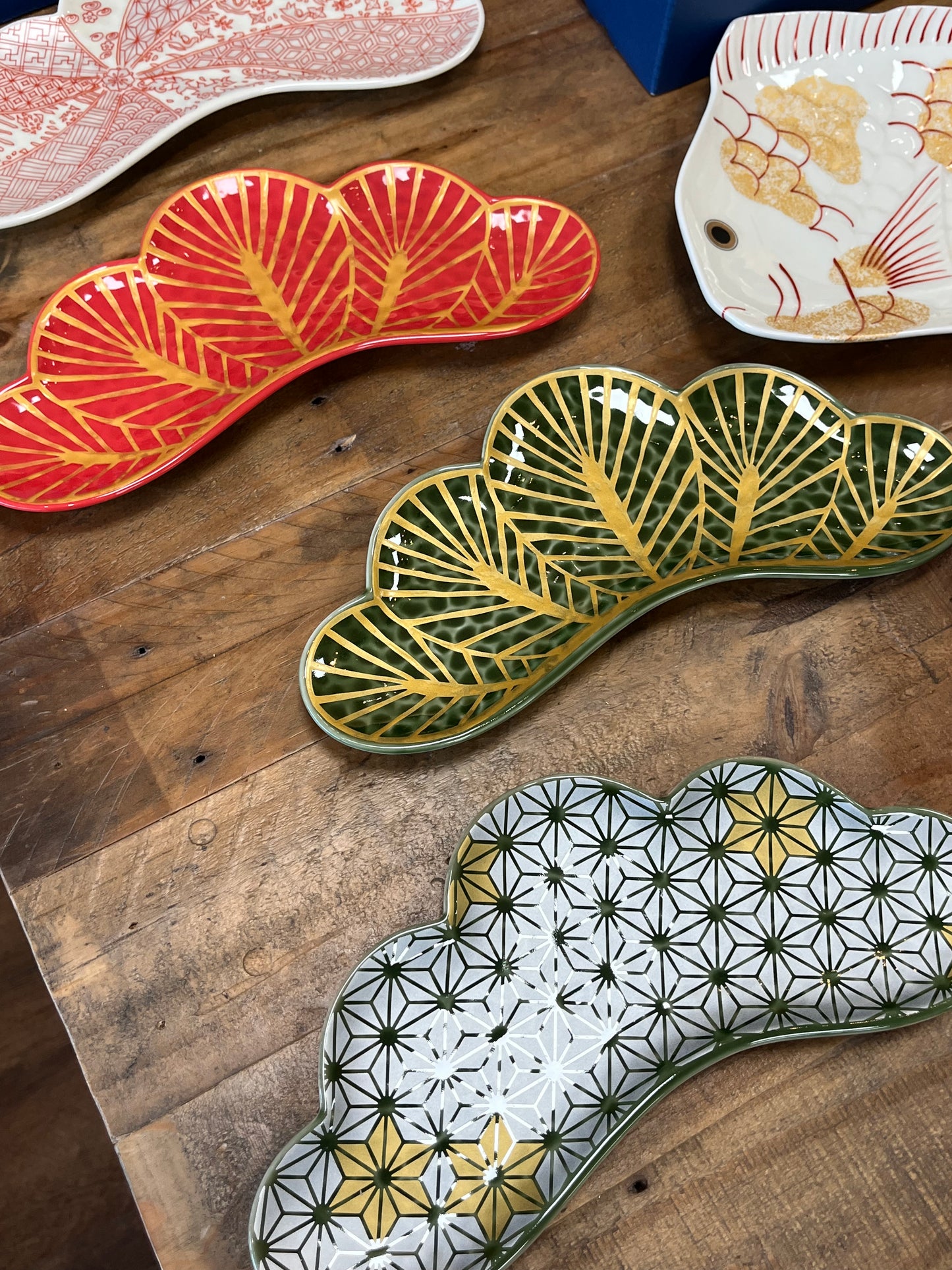 幸楽窯- KOURAKU KILN ARITA WARE Handmade Pine Leaf Long Plate (Gift Box)