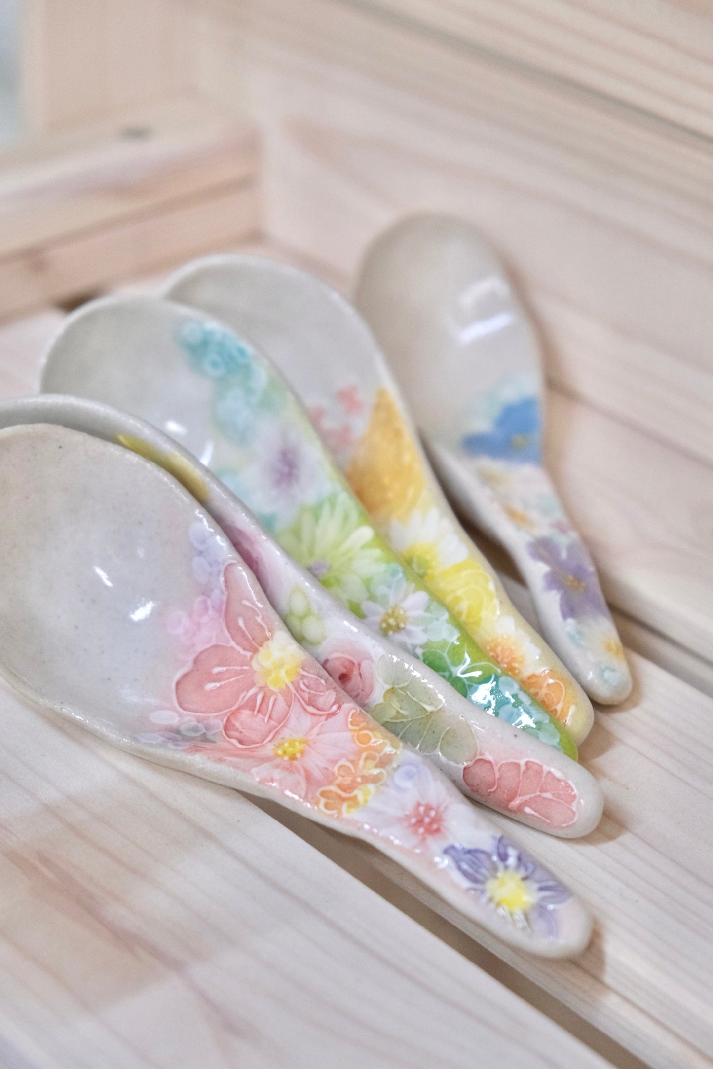 YUZURIHA FLOWER HANDMADE CERAMIC FLOWER SPOON (GIFT BOX)