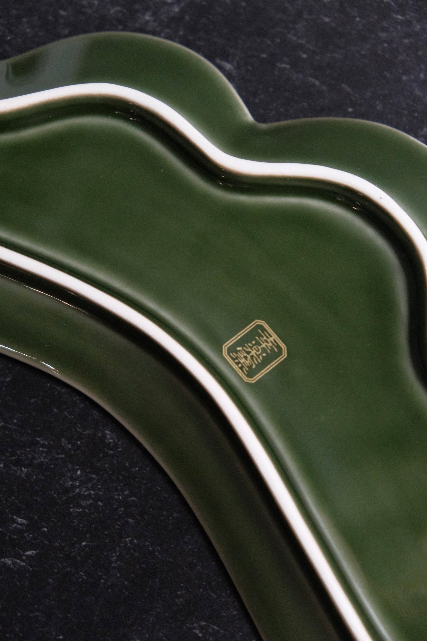 幸楽窯- KOURAKU KILN ARITA WARE Handmade Pine Leaf Long Plate (Gift Box)